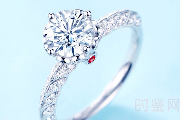 嫁衣钻石戒指