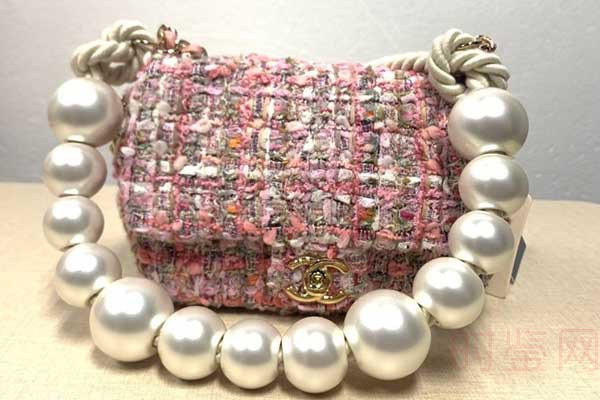 香奈儿珍珠粉色编织手提包